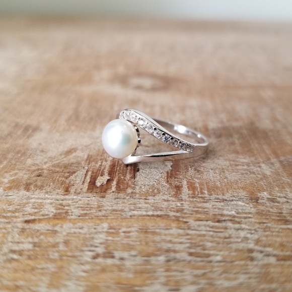 Elegant Natural White Freshwater Pearl Twist Ring - Picture 2 of 8